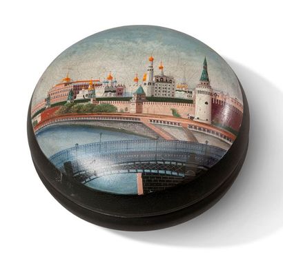 RUSSIE Boite ronde en bois laqué noir à décor polychrome représentant le Kremlin
XIXe...