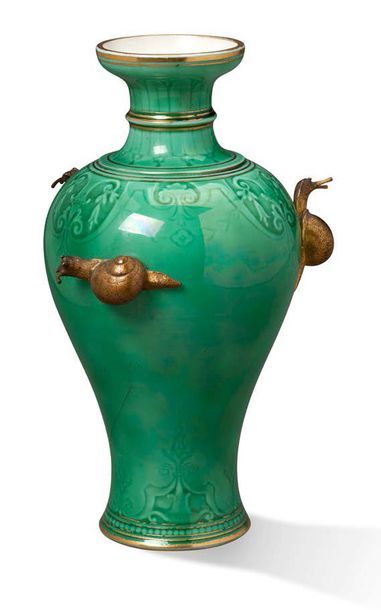 SÈVRES Vase en porcelaine émaillée vert et rehauts or à décor en relief d'escargots...