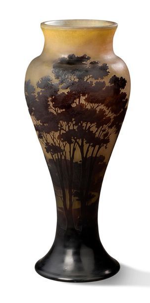 GALLE Vase balustre en verre multicouche à décor gravé à l'acide d'un paysage marron...