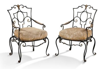 Jean-Charles MOREUX (1889-1956) Paire de fauteuils en fer forgé peint noir et rechampi...