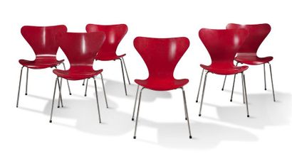A.JACOBSEN (1902-1971) Six chaises série 7 modèle 3107
en bois laqué rouge et piètement...