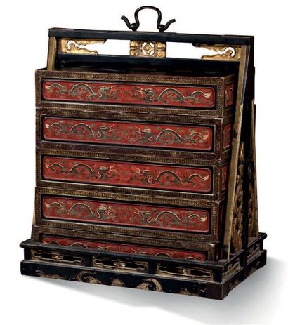 null COFFRE DE MARIAGE en bois laqué polychrome, noir et rouge et réhauts dorés à...