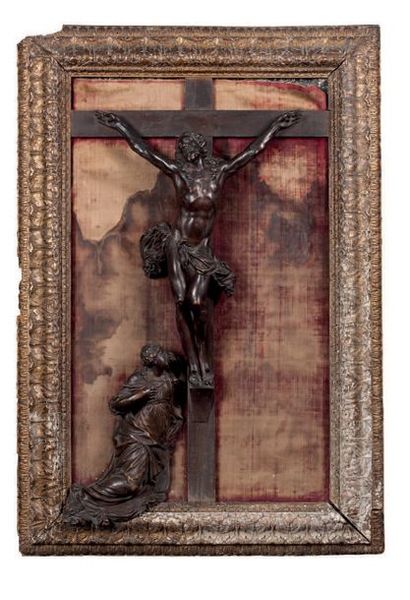 null TABLEAU CRUCIFIX en bois dit de sainte Lucie. Christ en croix sur fond de velours...