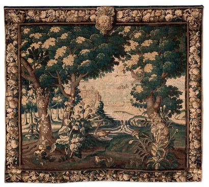 TAPISSERIE D'AUBUSSON, XVIIIe SIÈCLE Verdure
Bordures à décor de fleurs et acanthes.
263...