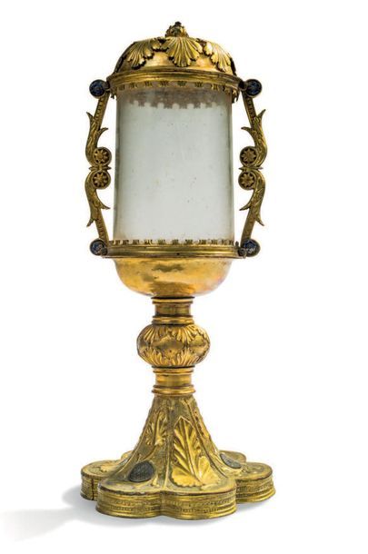 null RELIQUAIRE MONSTRANCE en cuivre doré, repoussé et gravé.
Pied évasé à six lobes,...