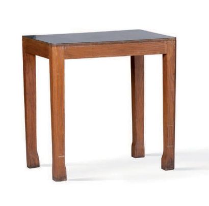 Henry Jacques LE MEME (1897-1997) 
Table
Chêne, formica. 51.5 x 50 x 35 cm.
Circa...