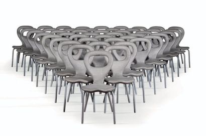 MARC NEWSON (1962) 
Paire de chaises dites TV Polyurethane, acier
87 x 55 x 43 cm.
Moroso,...