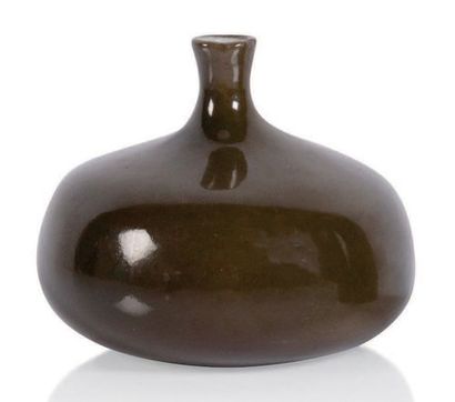 JACQUES (1926-2008) & DANI (1933-2010) RUELLAND Vase de la série boule
Céramique
Signée
H.:...