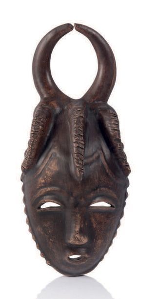 JAQUE SAGAN (1927) Masque à cornes
Céramique
H.: 34 cm.
Circa 1960.