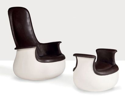 MARC HELD (1932) Fauteuil dit Culbuto et son repose-pied
Polyester, cuir
115 x 75.5...