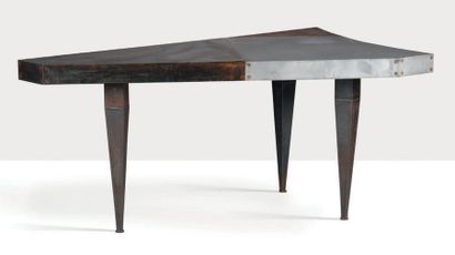 TOM DIXON (1959) Table
Acier, cuivre, métal
Pièce unique.
77 x 160 x 120 cm.
Circa...