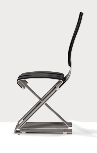 Ron ARAD (1951) Chaise dite School chair
Aluminium, néoprène
93.5 x 35 x 45 cm.
Vitra,...