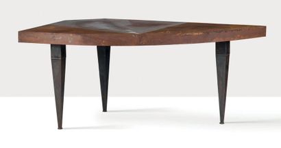 TOM DIXON (1959) Table
Acier, cuivre, métal
Pièce unique.
77 x 174 x 100 cm.
Circa...