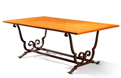 null RAYMOND SUBES (1891-1970)

Grande table en fer battu à piétements latéraux à...