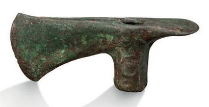 null PETITE HACHE À DOUILLE. LURISTAN, IIE MIL. AV. J.-C.
A LURISTAN BRONZE AXE....