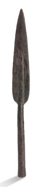 null POINTE DE LANCE. ART CELTE, IER S. AV. J.-C.
A CELTIC BRONZE SPEARHEAD. CIRCA...