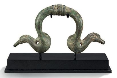 null POIGNÉE D'HYDRIE. ART GREC, IVE S. AV. J.-C.
A GREEK HYDRIA BRONZE HANDLE WITH...