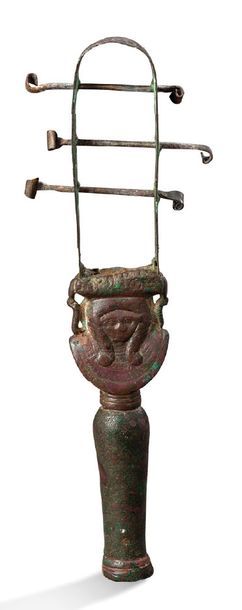 null SISTRE HATHORIQUE. EGYPTE, BASSE EPOQUE (664 - 332 AV. J.-C.).
AN EGYPTIAN BRONZE...