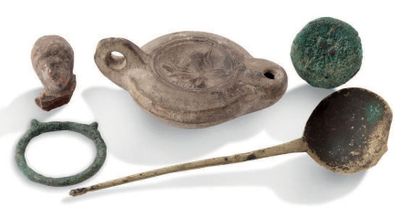 null ? ENSEMBLE D'OBJETS ANTIQUES DIVERS.
A LOT WITH ANCIENT BRONZE SPOON AND TERRA...