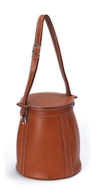 HERMES Sac modèle "sceau" en cuir lisse marron, couture blanche, anse réglable. Etat...