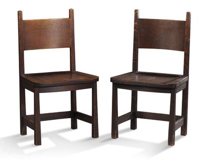 ATTRIBUÉES À GUSTAV STICKLEY (1858-1942) Deux chaises en chêne à dossier légèrement...