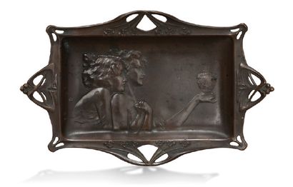 null COUPE RECTANGULAIRE en bronze patiné ciselé à décor en semi-relief de deux profi...