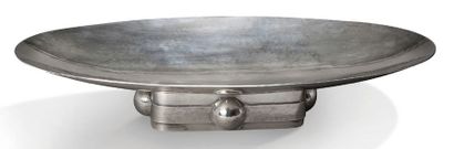 Jean DESPRES (1889 - 1980) Important coupe ovale en métal argenté martelé reposant...