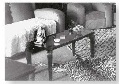 André ARBUS (1903-1969) Table basse en placage d'acajou à plateau rectangulaire galbé...