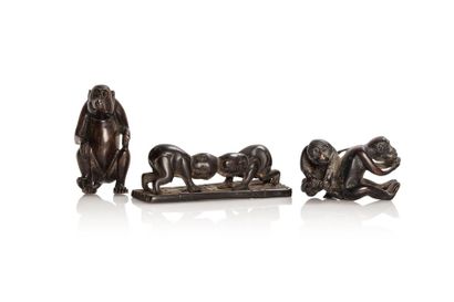 CHINE Trois petits sujets en buis dont un netsuke représentant deux singes, un singe...