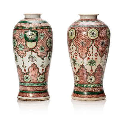 CHINE Deux vases formant pendants en porcelaine émaillée corail et vert, à décor...