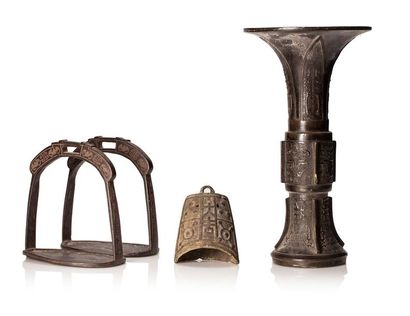CHINE Lot d'objets en bronze comprenant un vase gu à décor de moifs archaisants,...