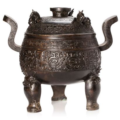 CHINE Grand vase ding en bronze tripode. Les pieds crachés par des têtes de qiling....