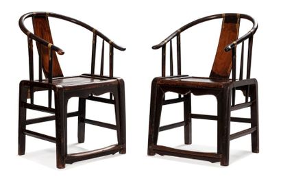 CHINE Paire de fauteuils en fer à cheval, en bois anciennement laqué noir, l'assise...