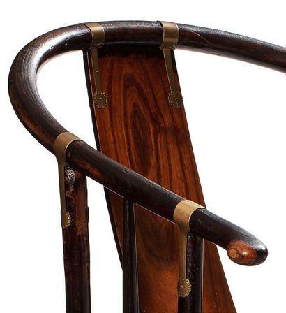 CHINE Paire de fauteuils en fer à cheval, en bois anciennement laqué noir, l'assise...