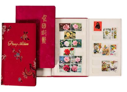 CHINE Trois petits albums de timbres postes neufs, les couvertures ornées et reliées...