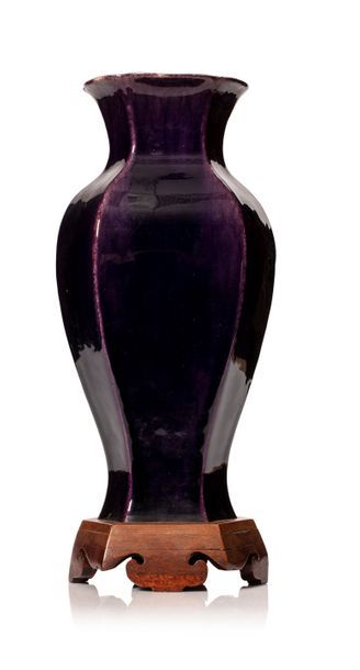 CHINE Vase en porcelaine monochrome aubergine. (Fond percé, sur socle en bois 底部打洞).
H....