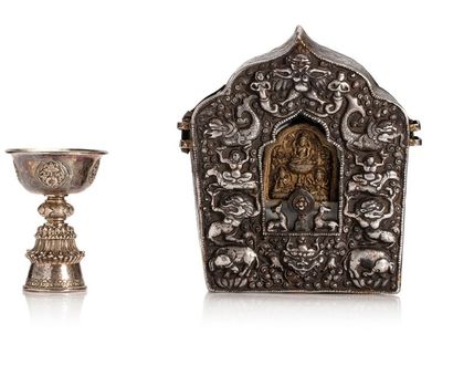 TIBET Reliquaire en métal et acier à décor de lions, dragons et éléphants, ouvrant...