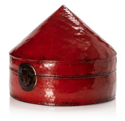 TIBET Boîte à chapeau en laque rouge
H. 30 cm

西藏十九世纪末 乌纱帽存放漆盒