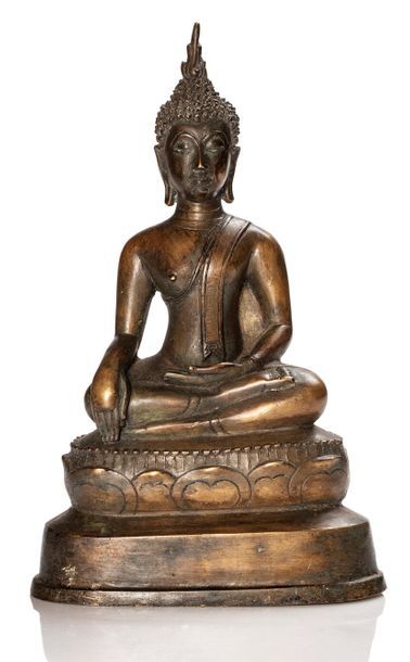 THAILANDE-LAOS Sujet en bronze représentant le Bouddha assis en méditation sur un...