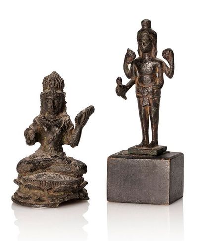 ASIE DU SUD-EST Deux petits sujets en bronze, l'un représentant Avalokiteshvara (Java,...
