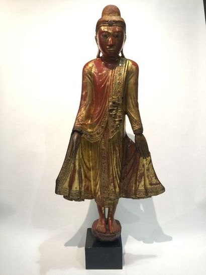 BIRMANIE Bouddha en bois laqué or et rouge, avec incrustations de verroterie, figuré...