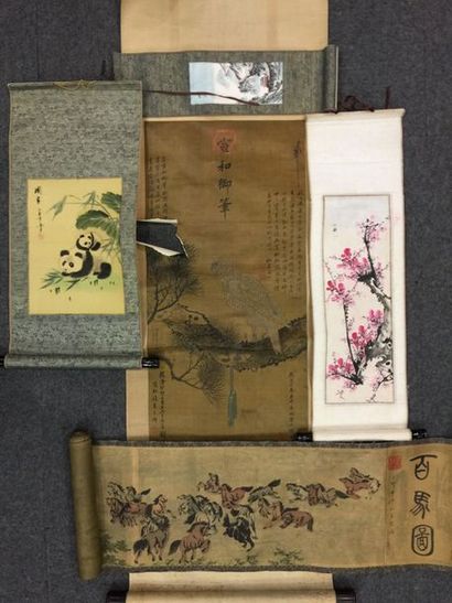 CHINE Lot de cinq rouleaux représentant des reproductions de peintures chinoises,...
