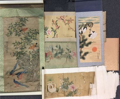 CHINE Lot de cinq rouleaux de peintures sur soie et papier, représentant fleurs de...
