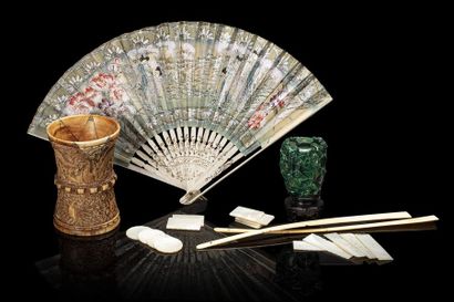 CHINE Lot de plusieurs objets, comprenant un vase en ivoire patiné, à paroi cintrée...