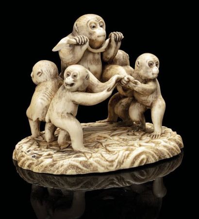 JAPON Okimono en ivoire rehaussé de brun, représentant cinq singes sur une terrasse...