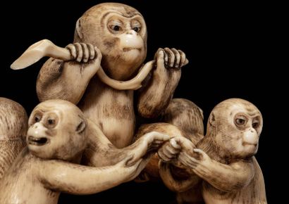 JAPON Okimono en ivoire rehaussé de brun, représentant cinq singes sur une terrasse...