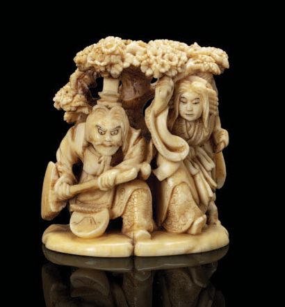 JAPON Okimono-netsuke en ivoire, représentant un couple dans la forêt, l'homme tenant...