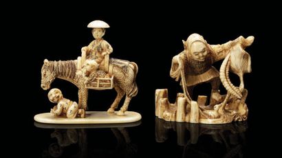 JAPON Deux petits netsuke en ivoire, l'un représentant une femme sur un cheval, accompagnée...