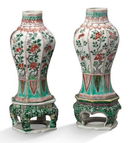 CHINE Paire de vases balustres à pans coupés en porcelaine et émaux de la famille...