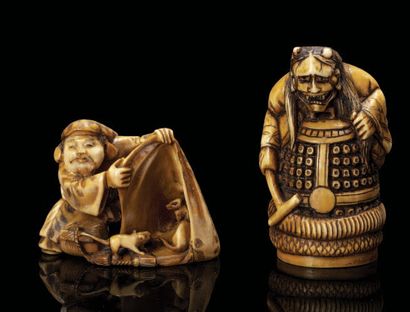 JAPON Deux petits netsuke en ivoire teinté, l'un représentant la sorcière Kiyohime...